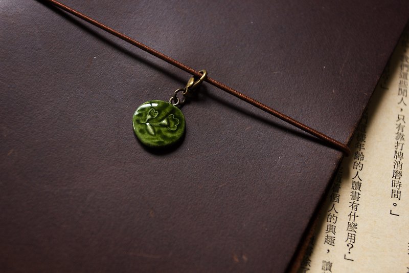 手作り粘土手描きの緑の花のペンダント - チャーム - 粘土 グリーン