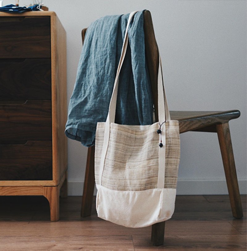Old ramie tote bag shopping bag hand-woven natural summer cloth white homespun white webbing eco-friendly shoulder bag - กระเป๋าถือ - ผ้าฝ้าย/ผ้าลินิน สีกากี