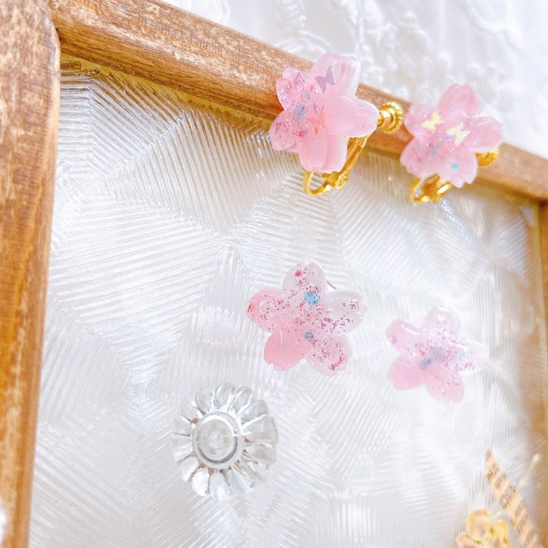 Handmade earrings in sakura shape - ต่างหู - วัสดุอื่นๆ สึชมพู