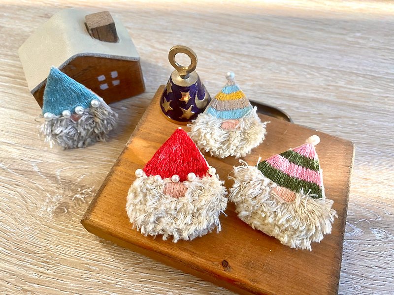 Embroidery gnome brooches - เข็มกลัด - ผ้าฝ้าย/ผ้าลินิน 