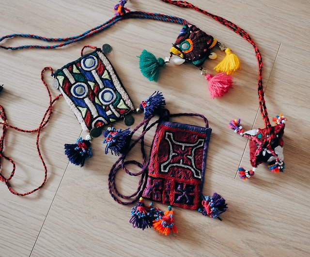 パキスタンのアンティーク刺繍布をリメイクしたミニネックレスバッグ
