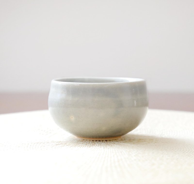 グルーグレーの丸い豆鉢 - 碗 - 陶 藍色