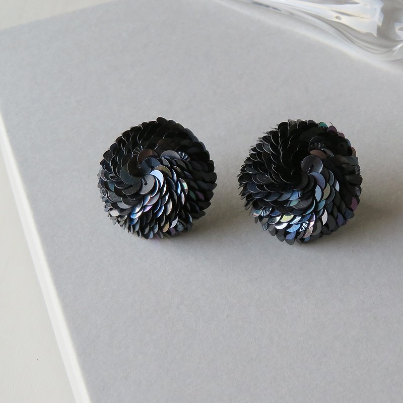スパンコールピアス　ブラックmix - 耳環/耳夾 - 其他材質 黑色