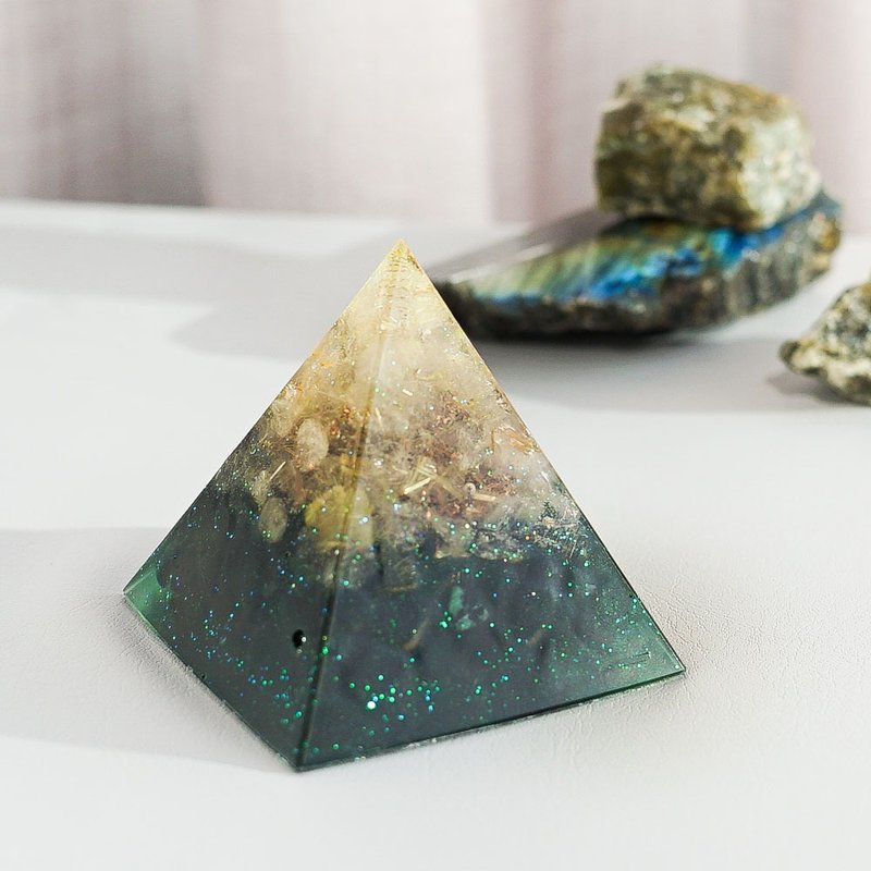 【金髮晶、綠砂石】奧根水晶能量金字塔Orgonite 6x6 cm - 擺飾/家飾品 - 水晶 多色