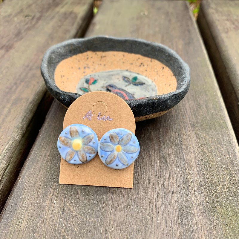 A Lu-Blue Flower Pottery Earrings/Hand-painted only one pair - ต่างหู - ดินเผา หลากหลายสี