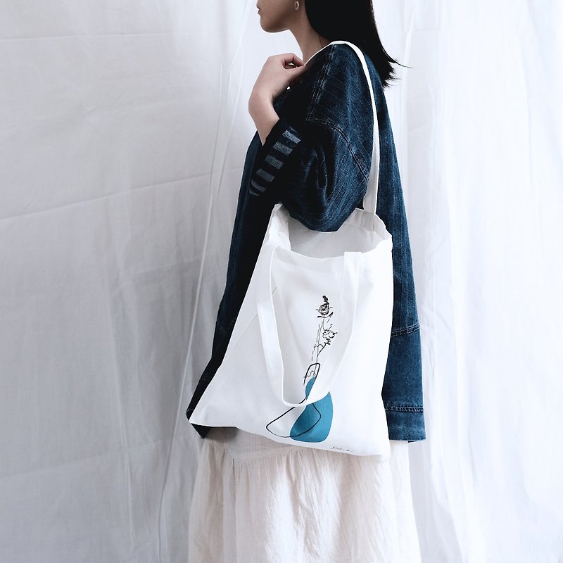 Blue vase - Messenger Bags & Sling Bags - Cotton & Hemp White