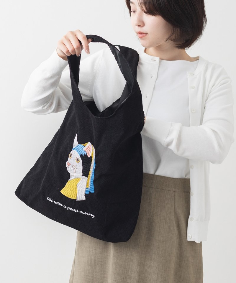 Jubilee Animal Embroidery Corduroy Tote Bag Cat Black Vermeer - กระเป๋าถือ - เส้นใยสังเคราะห์ สีดำ