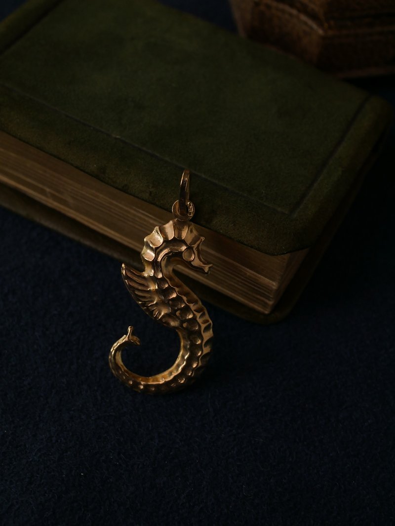 1950s British 9k gold seahorse pendant - Necklaces - Precious Metals Gold