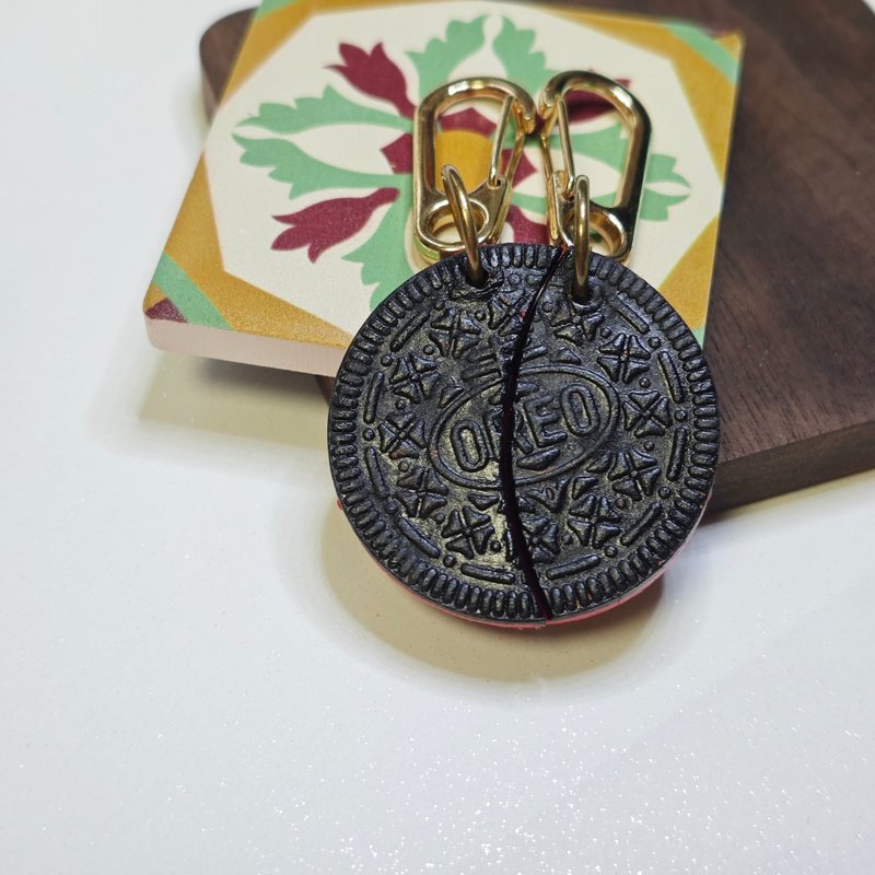 Companion OREO hand-painted leather charm keychain - พวงกุญแจ - หนังแท้ สีดำ