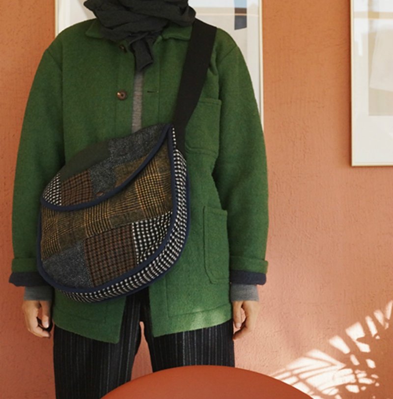 Winter wool patchwork thick wide strap large capacity school bag YKK zipper casual messenger backpack - กระเป๋าแมสเซนเจอร์ - ขนแกะ สีนำ้ตาล