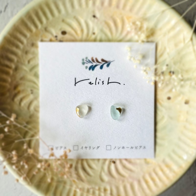 A gift from the sea, sea glass, gold lacquer, line earrings, non-pierced earrings, simple, small, gold, white, light blue, glass, office, extra small - ต่างหู - แก้ว ขาว