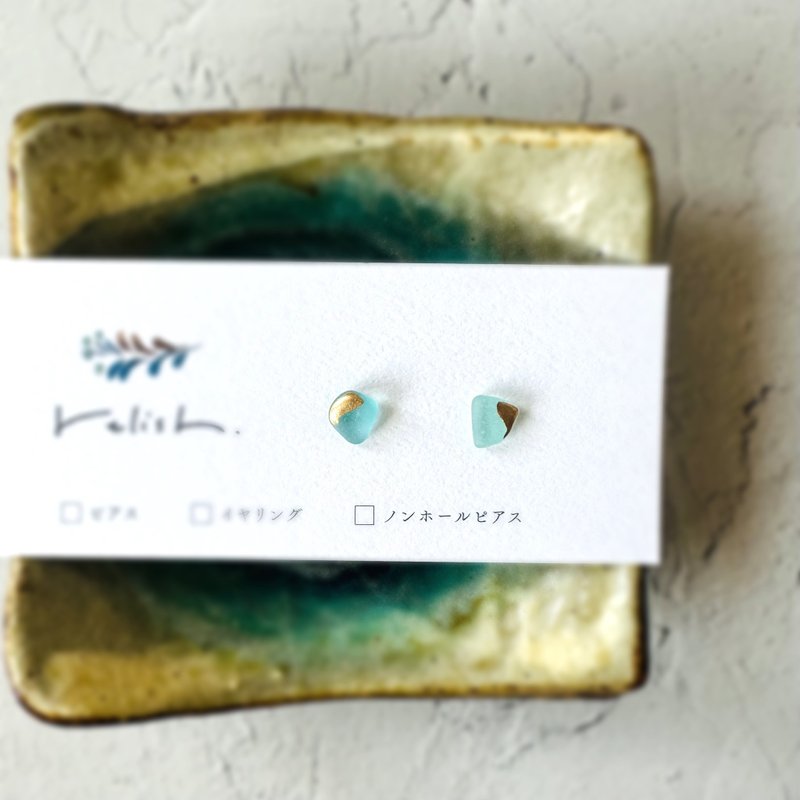 【再販】海からの贈り物 シーグラス 金継ぎ ピアス ノンホールピアス 小ぶり 小さい シンプル ライトブルー 水色 ゴールド 金 ブルー 青 オフィス ガラス - ピアス・イヤリング - ガラス ブルー