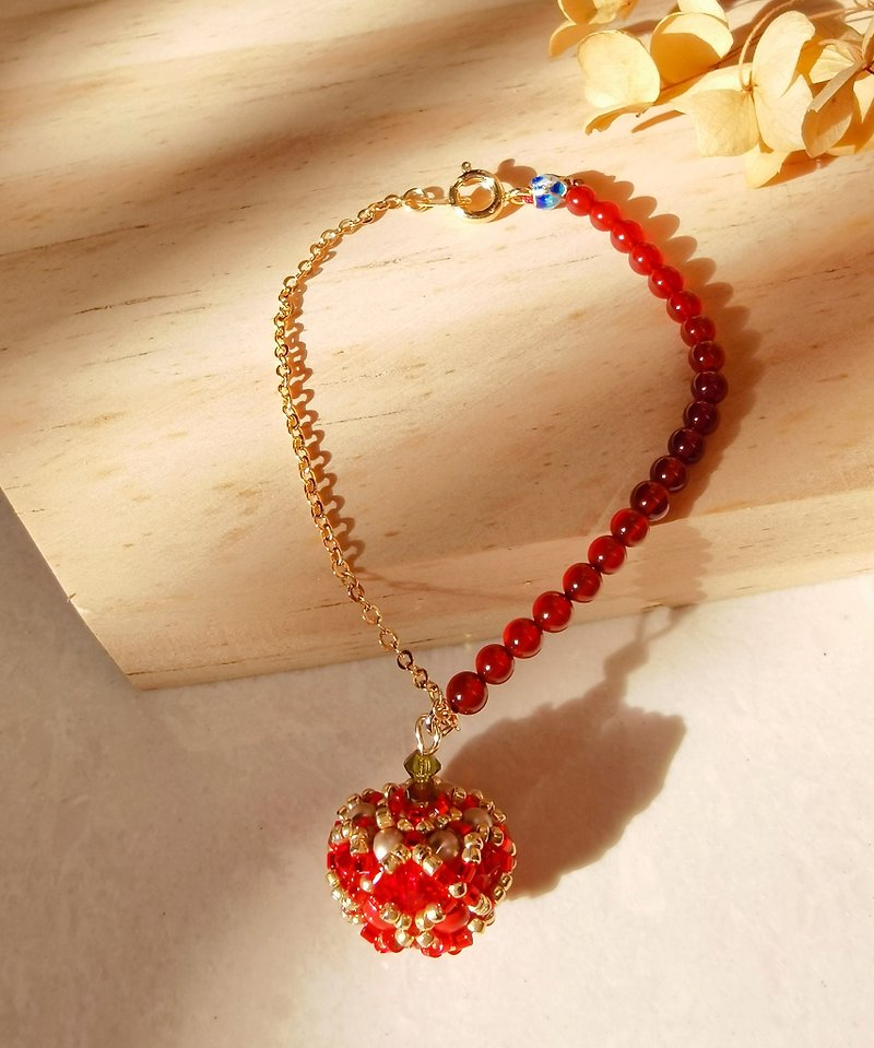 [Christmas and New Years Limited] [Christmas Gift Box] Beaded-Apple Bracelet - Bracelets - Other Materials Red