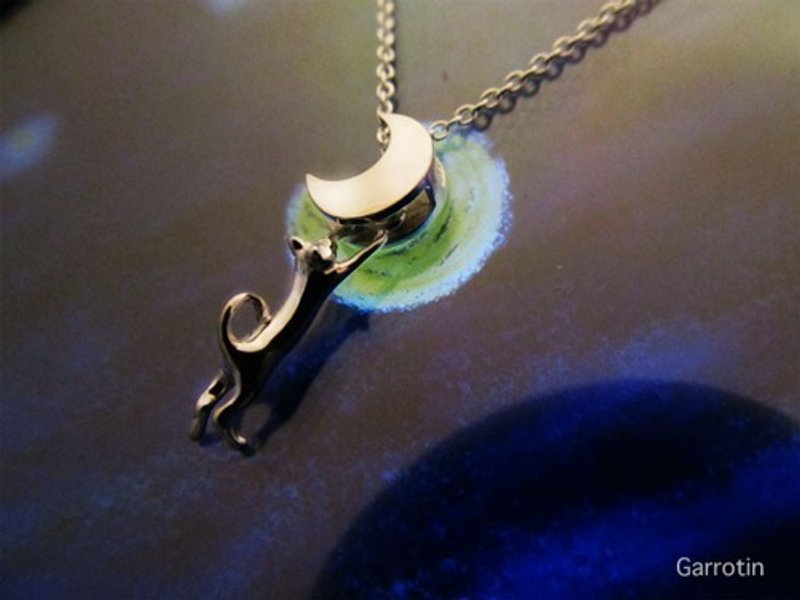 Cat pendant that grabbed the moon - สร้อยคอ - เงินแท้ 