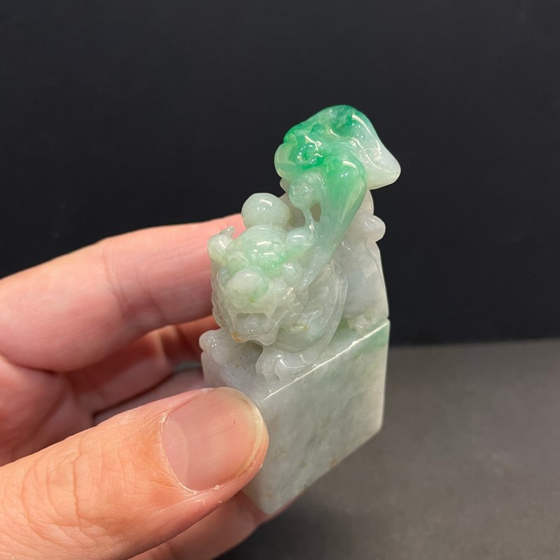 瀚玉珠寶 天然A貨翡翠  陽綠貔貅翡翠印章 尾巴處的綠非常的漂亮 - 其他 - 玉石 