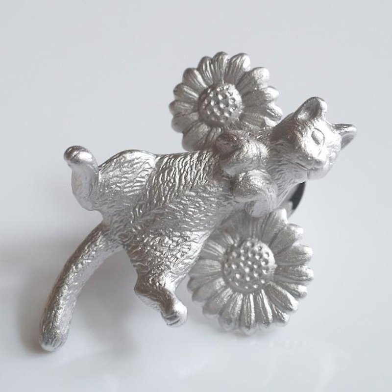 Brown cat pin brooch (matte silver) - Brooches - Other Metals 
