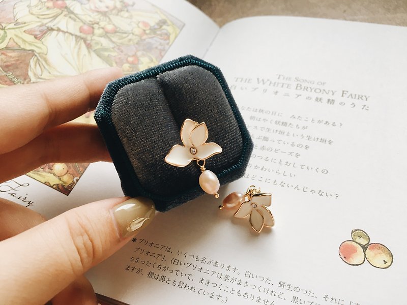 Enko | Anne&#39;s White Bouquet Oil Drop Glaze Flower Freshwater Pink Pearl 14K Ear Pin Clip-On