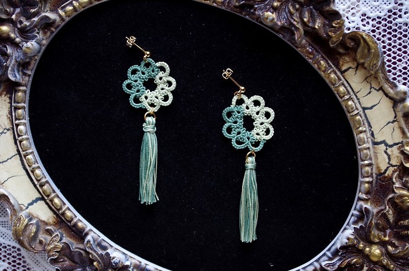 Tatting lace two-tone, tassel pierced earrings, bright grass - Earrings & Clip-ons - Cotton & Hemp Green