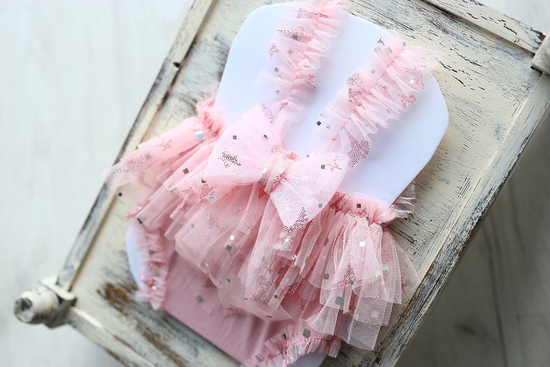 新生児の女の子のためのピンクのボディスーツ：小さな女の子にぴったりの服 - ベビー用小物 - 金属 ピンク