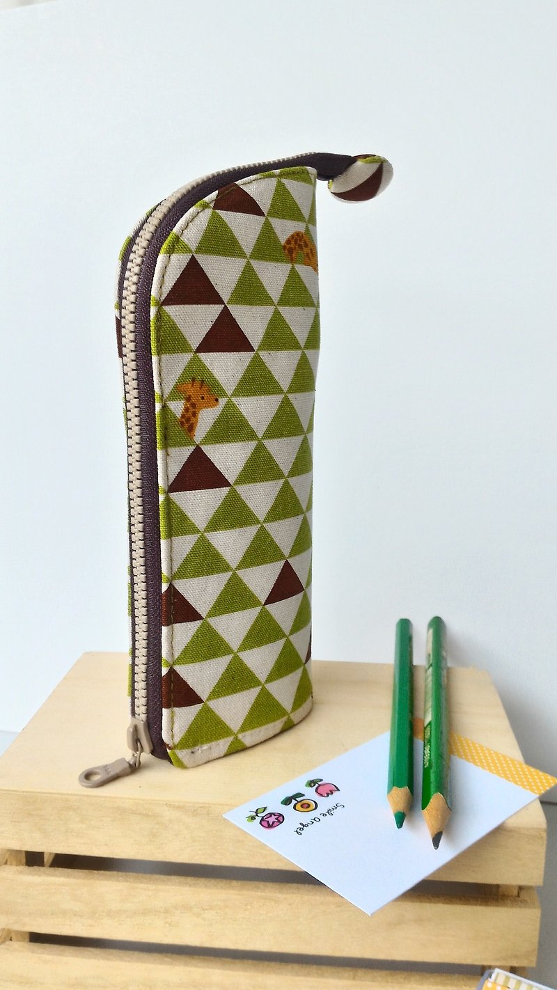 Giraffe hiding cat vertical pencil (green) graduation day exchange gift - กล่องดินสอ/ถุงดินสอ - ผ้าฝ้าย/ผ้าลินิน สีเขียว