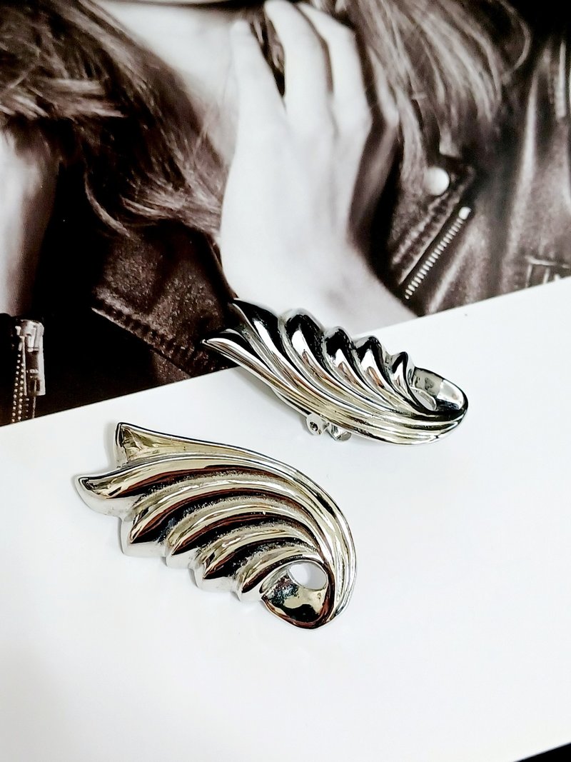 vintage jewelry classic three-dimensional flying wing clip-on earrings - ต่างหู - โลหะ 