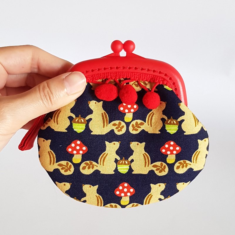 Squirrel's chestnut/red fur ball tassels gold purse - กระเป๋าใส่เหรียญ - ผ้าฝ้าย/ผ้าลินิน สีแดง