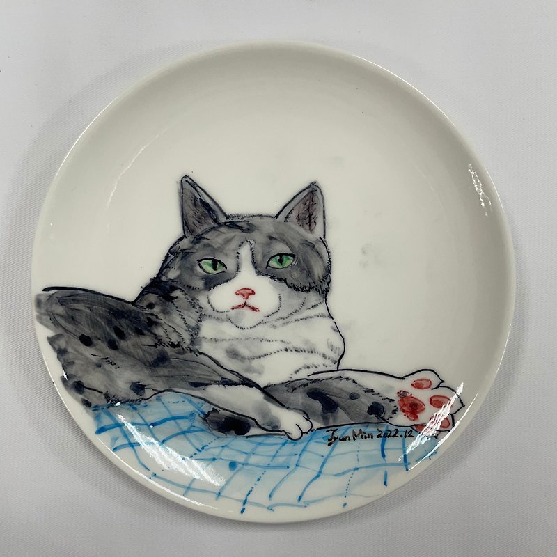 【陶佐陶 TAOZOTAO】Hand-painted (7-inch) Porcelain Plate - lazy cat - จานและถาด - เครื่องลายคราม ขาว