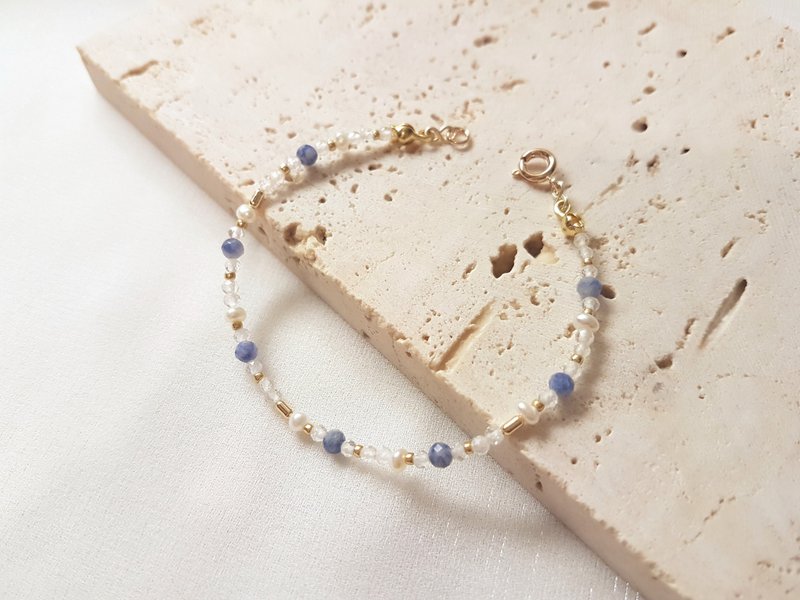 Sea of ​​Stars‧ Blue Point Stone Pearl White Crystal Beaded Thin Bracelet - สร้อยข้อมือ - เครื่องประดับพลอย สีน้ำเงิน