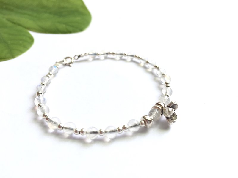 Ops Moonstone Gemstone Silver Simple Bracelet - สร้อยข้อมือ - เครื่องเพชรพลอย สีใส