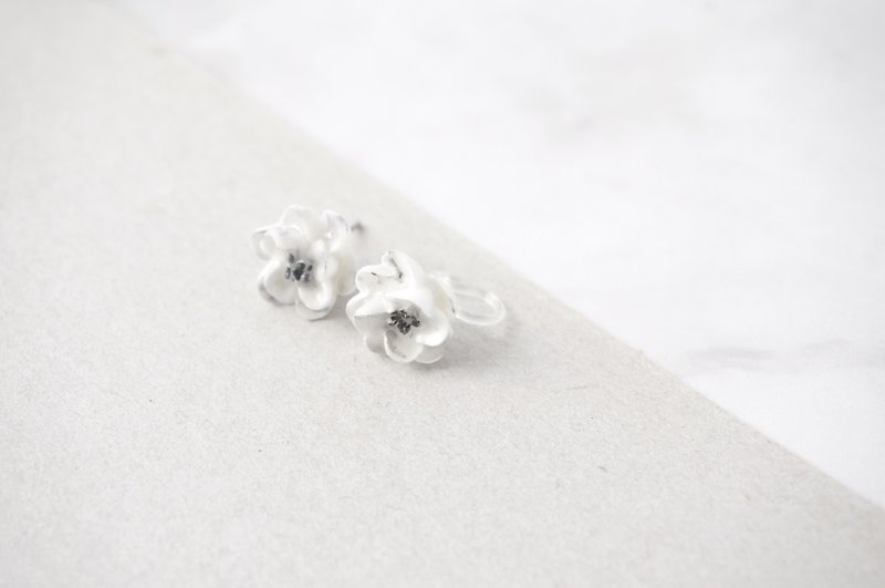 Marble pattern Camellia Earrings/ Ear Clips =Flower Piping= - ต่างหู - ดินเหนียว ขาว