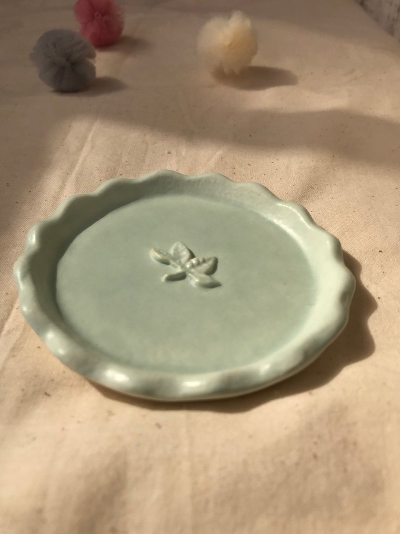 Dejavu Ceramics 手作陶瓷浮雕花鳥小盤 - 碟子/醬料碟/醬油碟 - 瓷 綠色