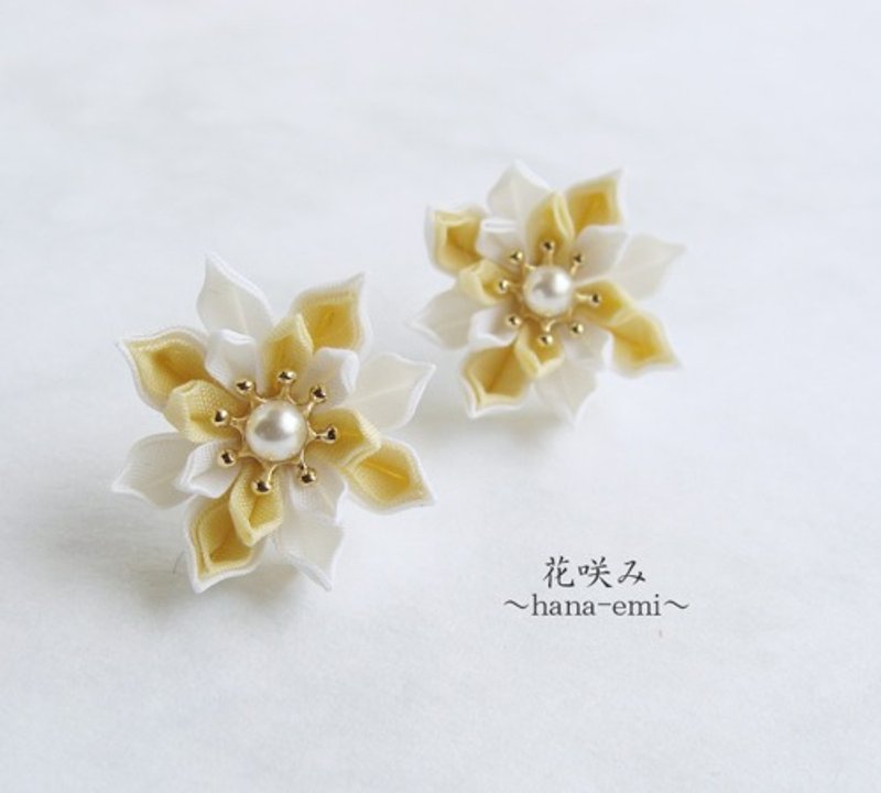 花咲くピアス　イヤリング　イエロー　つまみ細工 - 耳環/耳夾/耳骨夾 - 棉．麻 黃色