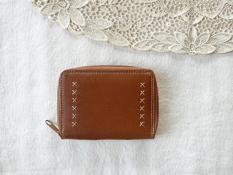 Caramel faux leather zip up short wallet with x stitch // cross stitch at front - 皮夾/長短夾/錢包 - 人造皮革 咖啡色