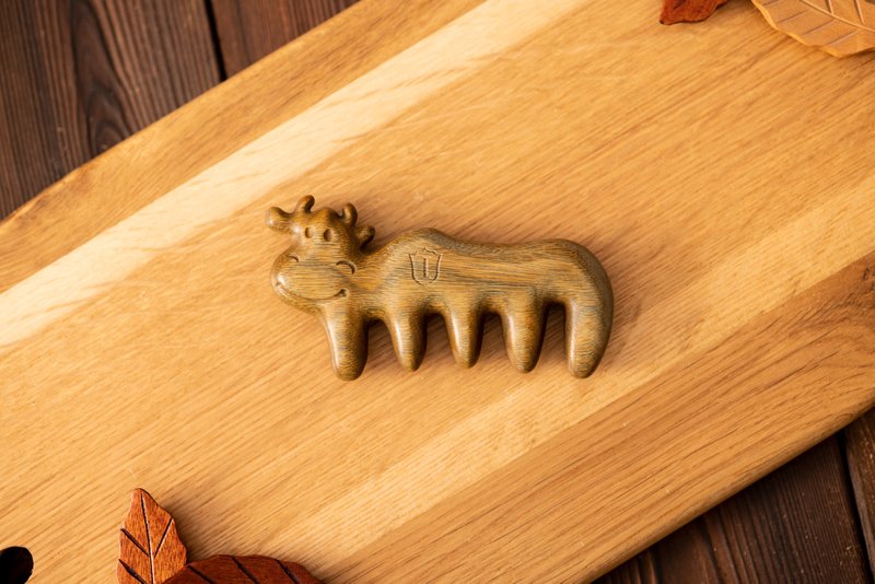 Islandoffer Green sandalwood cow-shaped handleless comb cute shape  (1pcs) - Bathroom Supplies - Wood Gold