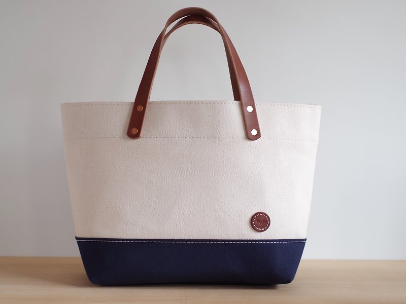 Nume Leather Handle Canvas Tote Back - กระเป๋าถือ - กระดาษ สีน้ำเงิน
