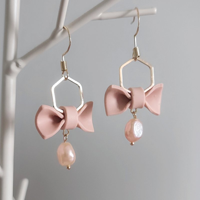 bi playful//Bow freshwater pearl hexagonal metal handmade soft clay earrings - ต่างหู - ดินเหนียว สึชมพู