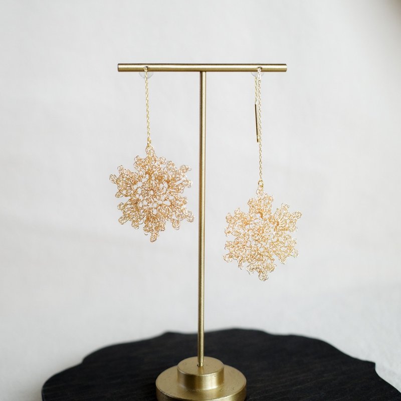 Snow Flower Wire Crochet Slide Chain Earrings Gold - ต่างหู - โลหะ สีทอง