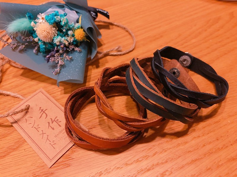 Italian leather three-strand bracelet - สร้อยข้อมือ - หนังแท้ 