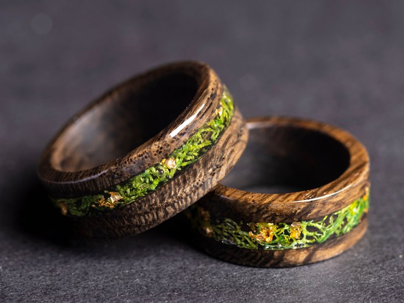 วิญญาณป่า || วงแหวนไม้และเรซินจับคู่กับมอสธรรมชาติ - แหวนทั่วไป - ไม้ สีเขียว