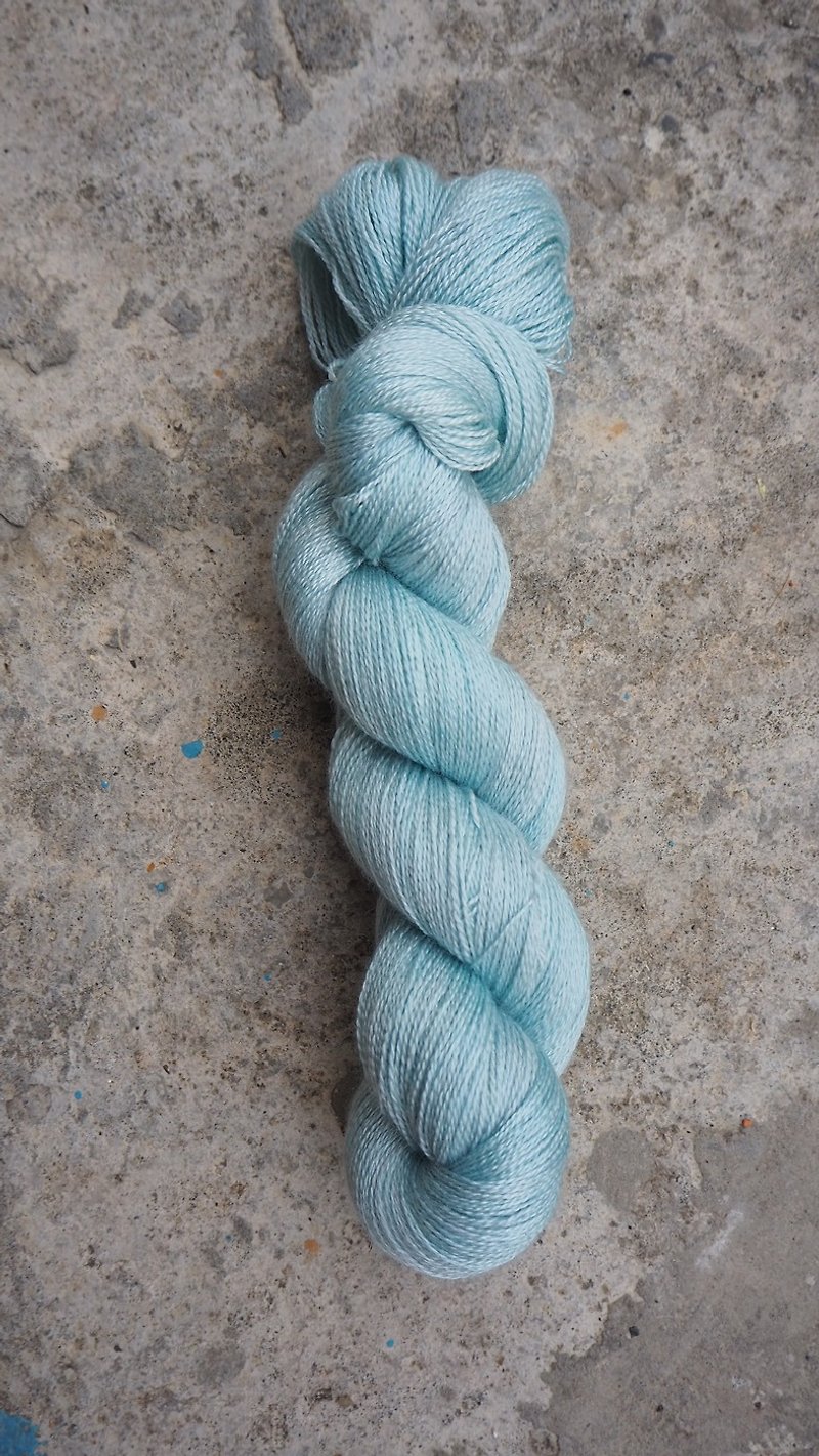 手染蕾絲線。冰綠 (55 BFL/45 Silk) - 編織/羊毛氈/布藝 - 絲．絹 