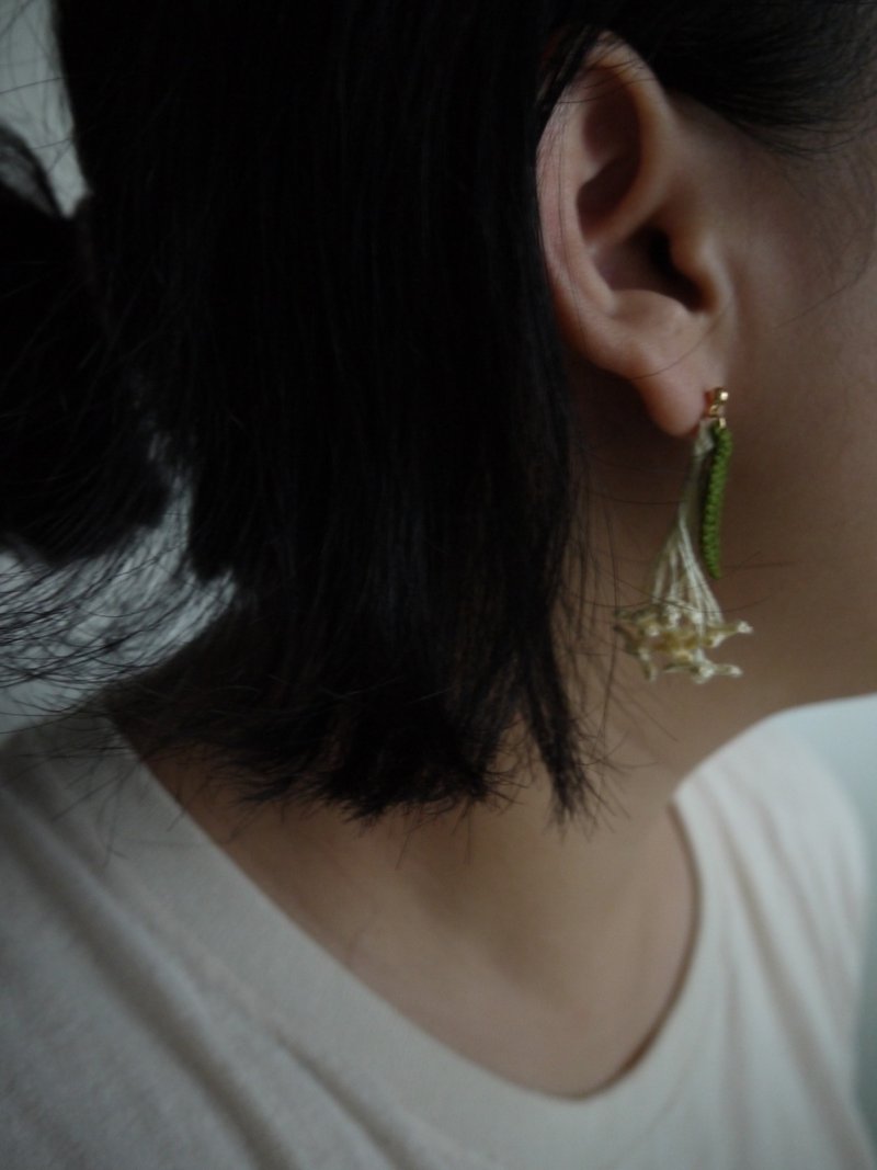 [Guanghanxiang] Osmanthus/laurel handmade crochet earrings/can be clipped - Earrings & Clip-ons - Thread Yellow