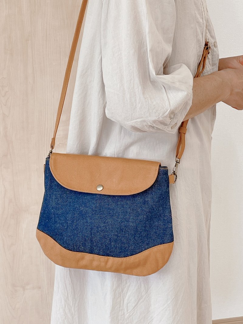 Okayama Denim Kurashiki Canvas Plump Shoulder Bag Bicolor Sacoche Travel Indigo x Camel - กระเป๋าแมสเซนเจอร์ - ผ้าฝ้าย/ผ้าลินิน สีส้ม