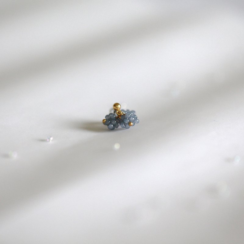 Single ear-clear blue and gray glass bead earrings like hydrangea | pin type |