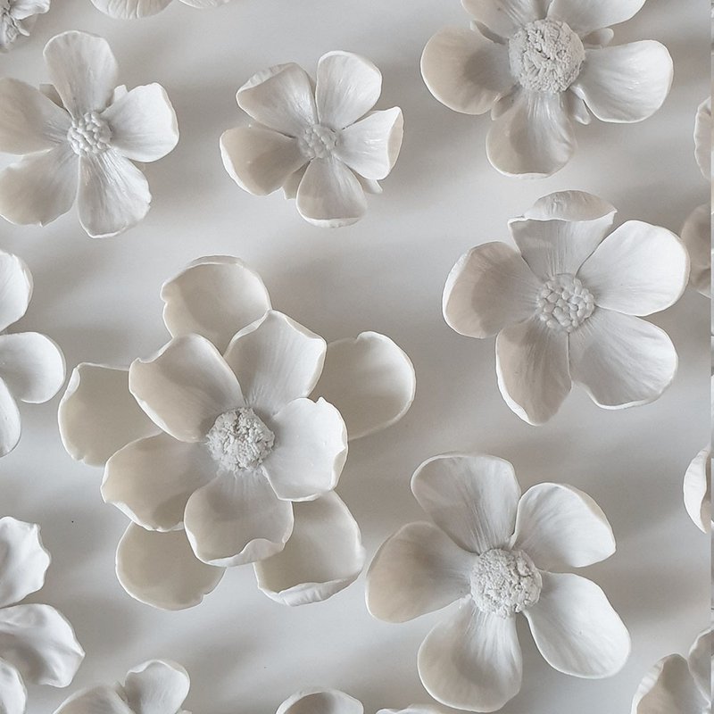 一套手工雕刻的瓷花。这套花有9朵大花和7朵小花. 每朵花都是独一 - 壁貼/牆壁裝飾 - 陶 白色