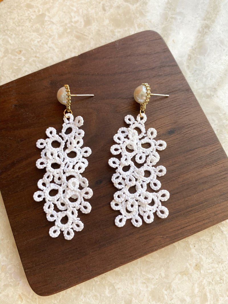 純白花串梭織耳環 Tatting earrings 耳針 耳鈎 耳環 梭織 禮物 - 耳環/耳夾/耳骨夾 - 棉．麻 白色