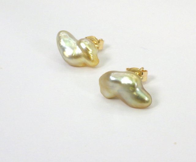 南洋白蝶ケシ　ピアス　K18WG ピアス 南洋白蝶真珠 ケシ 3-4mm テリ抜群 K18ピアス ダイヤモンド 個性