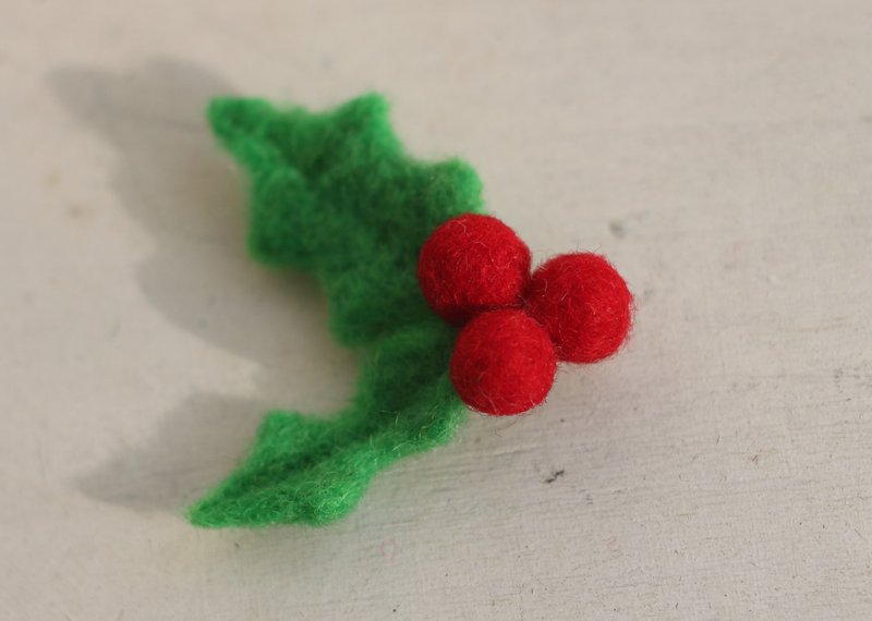 Wool felt holly pin traditional red Christmas gift exchange gift ready-made payment can be placed directly - เข็มกลัด - ขนแกะ สีแดง