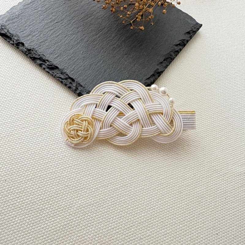 水引 / 白 / 松結びのヘアピン / パールで清楚に / クリップタイプで簡単装着 - ヘアアクセサリー - シルク・絹 ホワイト