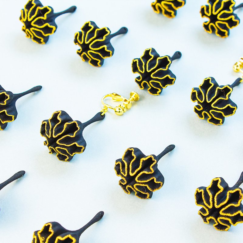 RIKKA - earrings made of snowflakes in the shape of buds. - ต่างหู - พลาสติก สีทอง