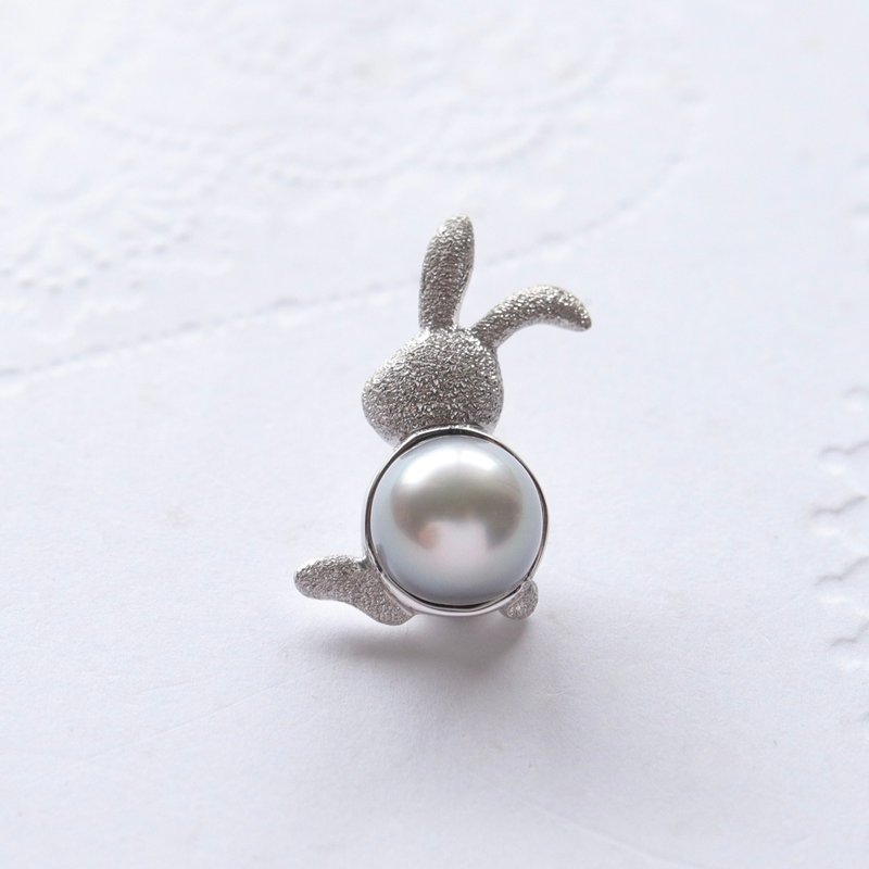 Tahitian pearl, black pearl, sparkling rabbit brooch, stardust finish - Brooches - Pearl Silver